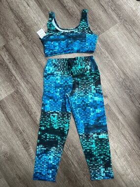 BBrazil Blue & Teal Pixel-Print Capris Active Set - Sports Bra & Capris